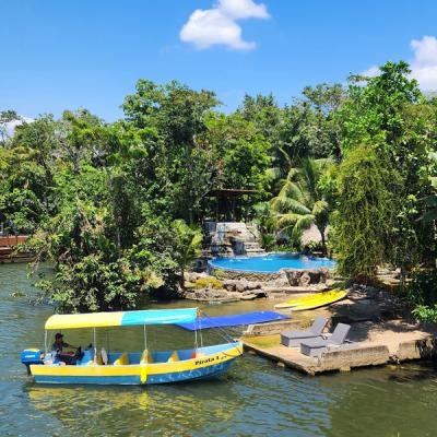 Lancha frente a Casa Caribe